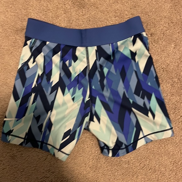 Nike Pros - Picture 2 of 3